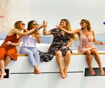 Relaxing 2-Hr Sailing Tour with Open Bar & Snacks
